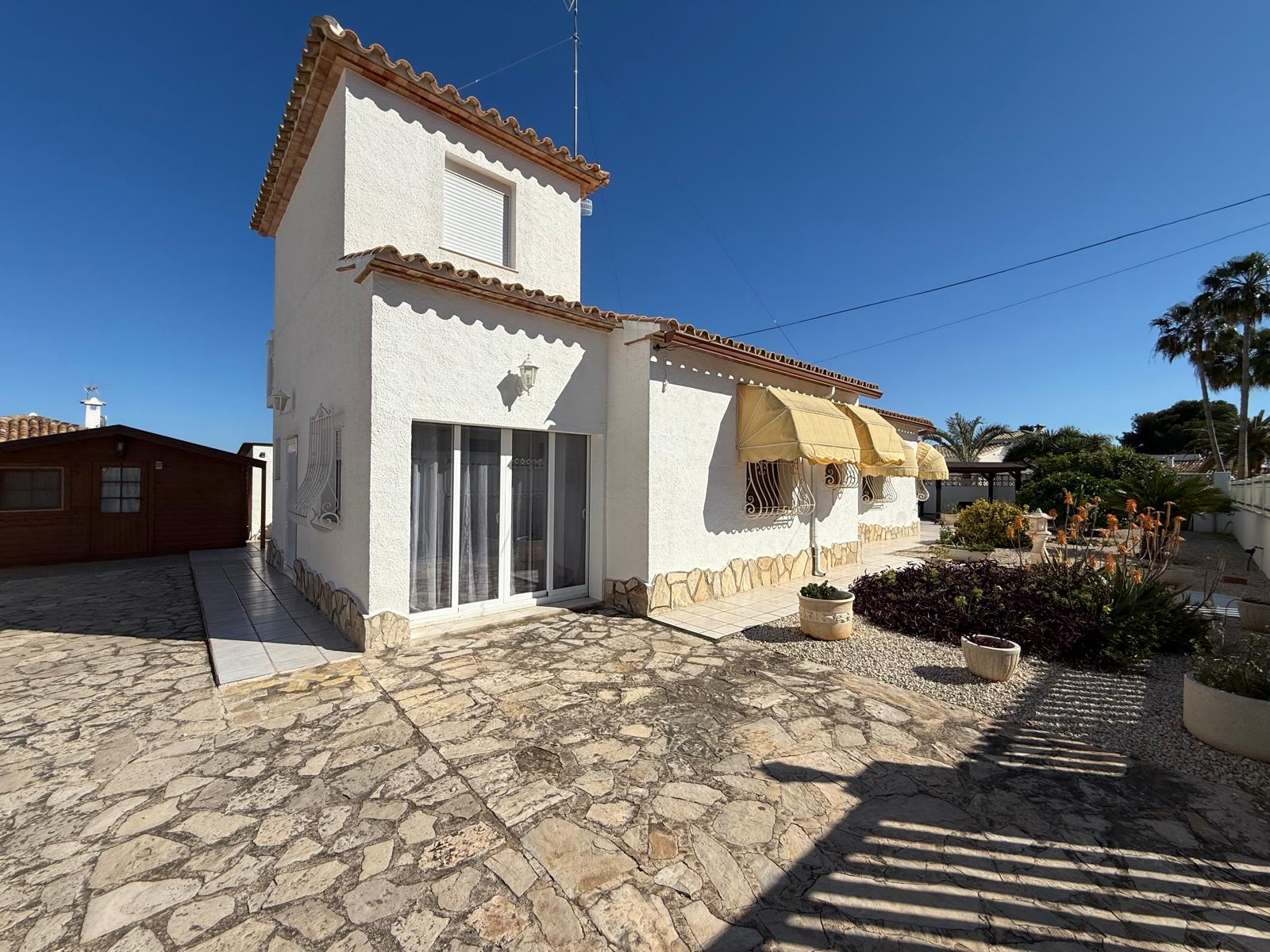 Descubre esta espaciosa villa de 4 dormitorios en Calpe. Ideal para familias, ofrece confort, vistas y una ubicación privilegiada. ¡Encuentra tu hogar soñado!